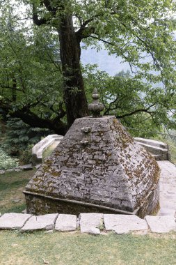 Himachal Pradesh eyaletinin Vashisht köyündeki eski bir Hindu tapınağı bir şelalenin yakınında yer almaktadır. Yüksek kalite 4k görüntü