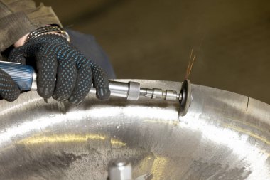 Tamirci öğütme makinesi kullanıyor. Yüksek kalite fotoğraf