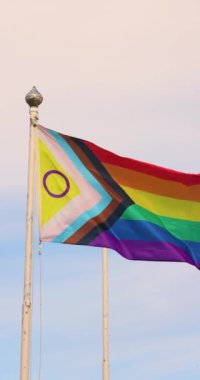 Gökkuşağı bayrağı dalgalanıyor. Lgbt toplum sembolü. Homofobi kavramını bırak. Gurur Ayı Festivali. Biseksüel CSD partisi. Eşcinsel kültür geçit töreni. Aynı seks aşkı tatiliniz kutlu olsun. Yüksek kalite 4k görüntü