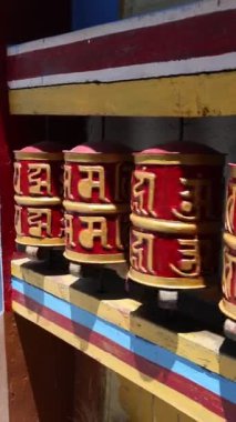 Bir Budist dua çarkı tüm canlıların mutluluğu için yapılır. Yüksek kalite 4k görüntü