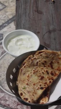 Popüler Hint yemeği Aloo Paratha yoğurtlu ve turşulu Aloo Paratha peynirli. Yüksek kalite 4k görüntü