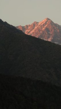 Dharmasala Dağları 'nın havadan çekilmiş görüntüsü, Hindistan' ın dağlık arazisi. Yüksek kalite 4k görüntü