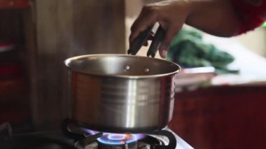 Masala çayı. Tereyağlı çay hazırlığı. Süt çaydanlığa çay ile doldurulur. Asya ya da Hint baharatlı çayı. Yüksek kalite 4k görüntü