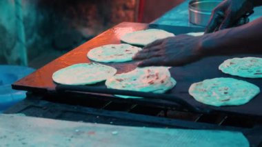 Paratha yassı ekmeği hazırlıyorum. Çeşitli türde sokak yemekleri. Hindistan 'da yassı ekmek türleri. Yüksek kalite 4k görüntü