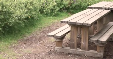 Park 'taki Piknik Masası' nı dağ gölüyle yaz günü yavaş çekimde çekiyoruz. Yüksek kalite 4k görüntü