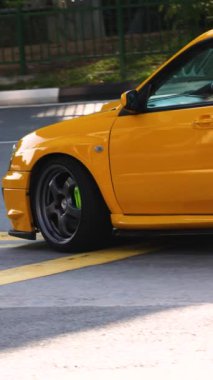 Singapur 8 Nisan 2024: Brembo frenli Subaru STI, Singapur sokaklarında sarı vücut rengi... yüksek kaliteli FullHD görüntüleri