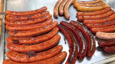 28 08 2024 Hamburg Almanya: tavada kızarmış sosis, döner. Yüksek kalite 4k görüntü