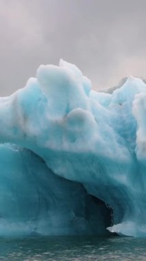 Büyük buzdağları Antarktika Denizi 'nde yüzen buzdağlarını vuruyor. Yüksek kalite 4k görüntü
