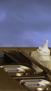 Özel yemekler pişirmek için her türlü sosla dolu mutfak buzdolabı kremalı soslu buzdolabı hazır. Yüksek kalite 4k görüntü