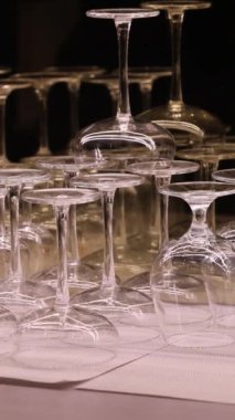 Bir bar restoranının tepetaklak duran şarap kadehinin güzel yavaş çekim yakın çekimi. Yüksek kalite 4k görüntü