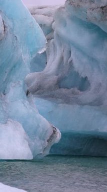 İzlanda 'daki eriyen buzulların buzdağları, Unesco Dünya Mirası Alanındaki Arktik doğa buz örtüsü - İklim Değişikliği ve Küresel Isınma. Yüksek kalite 4k görüntü