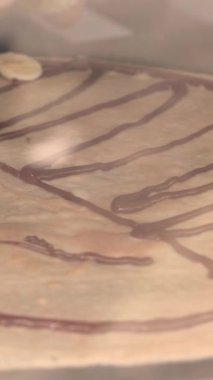 Bir sokak yemekhanesinde muzlu çikolatalı krep hazırlıyorum. Yüksek kalite 4k görüntü