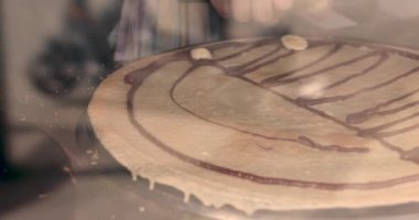 Bir sokak yemekhanesinde muzlu çikolatalı krep hazırlıyorum. Yüksek kalite 4k görüntü