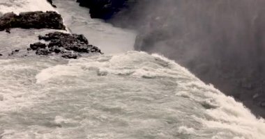 Şelale Uçuşu İzlanda 'nın ünlü şelalesinin etrafındaki Epik Uçuşlar Yüksek Uçurumlardan Epik Doğa Serüvenleri Eserleri Eserleri. Yüksek kalite 4k görüntü