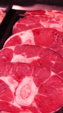 Sığırların ön ayaklarının alt kısmında çiğ et osso buco bifteği. Kasapta kırmızı et seçimi, taze sığır eti. Yüksek kalite 4k görüntü