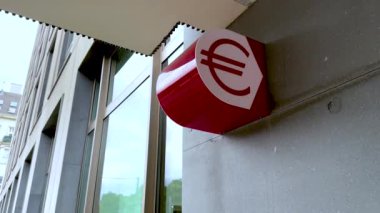 Avro sembolünü gösteren ve Avrupa Birliği 'nde parayla ilgilenen bir döviz kuru konumu. Yüksek kalite 4k görüntü