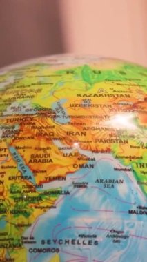 Dünya üzerinde Suudi Arabistan, Umman, Yemen, Kuveyt, Bahreyn, Katar, Ürdün ve diğerleri de dahil olmak üzere Arap Yarımadası veya Körfezi ve Orta Doğu gösterilir. Yüksek kalite 4k görüntü