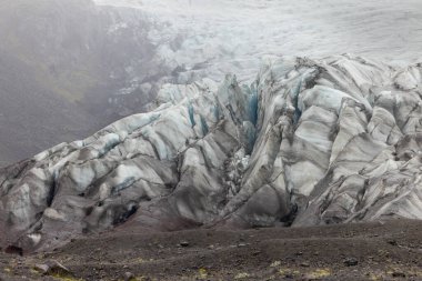 Doğal manzara: buzulun üzerindeki sis. Yüksek kalite 4k görüntü