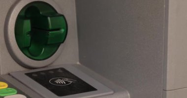 Kredi kartı yuvası ve ATM 'den ulaşılamayan ödeme bölgesi. ATM 'den para çekiyorum. ATM 'ye para yatırmak. Nakit kullanıyor. Yüksek kalite 4k görüntü