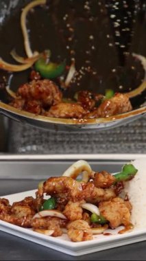 Teriyaki tavuğu pilavlı, sokak yemeği tarzında. Japon pilavı ve teriyaki soslu tavuk. Yüksek kalite 4k görüntü