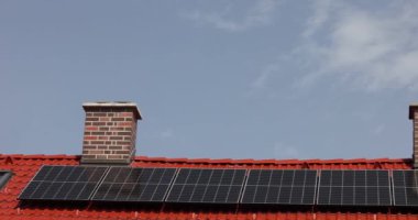 Eski bir kır evinin güneş panelleri. Kır manzarası. Yüksek kalite 4k görüntü