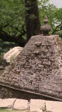 Himachal Pradesh eyaletinin Vashisht köyündeki eski bir Hindu tapınağı bir şelalenin yakınında yer almaktadır. Yüksek kalite 4k görüntü