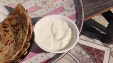 Popüler Hint yemeği Aloo Paratha yoğurtlu ve turşulu Aloo Paratha peynirli. Yüksek kalite 4k görüntü