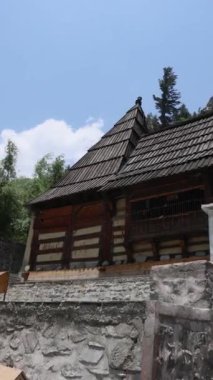 Mrikula Mata Tapınağı Udaipur deniz seviyesinden 2623 metre yükseklikte inşa edilen Mrikula Mata Tapınağı inanılmaz tasarımı ve ahşap kırılışıyla tanınır. Yüksek kalite 4k görüntü