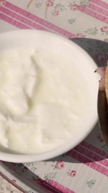 Popüler Hint yemeği Aloo Paratha yoğurtlu ve turşulu Aloo Paratha peynirli. Yüksek kalite 4k görüntü