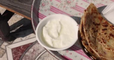 Popüler Hint yemeği Aloo Paratha yoğurtlu ve turşulu Aloo Paratha peynirli. Yüksek kalite 4k görüntü