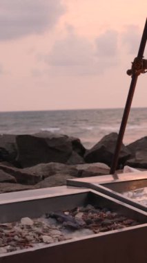 Pazardaki okyanus suyunun üzerindeki buzda bir sürü taze balık var Pomfret uskumrusu Sardalya Balığı Kahini Balık Ançüezli Barakuda Snapper Grouper Trevally. Yüksek kalite 4k görüntü