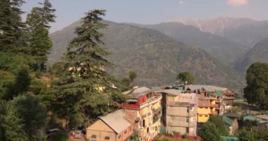 Naggar Himachal Pradesh Beas Nehri 'nin sol kıyısında 1800 metre yükseklikte yer alan Himachal Pradesh, I. Yüksek kalite 4k görüntü