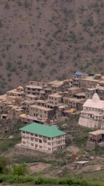 Trilokinath köyü ve tapınağı Garsha Phagpa Lahul ve Himachal Pradesh 'in Spiti İlçesi' ndeki Udaipur Chenab Nehri köyünün sol kıyısında. Yüksek kalite 4k görüntü