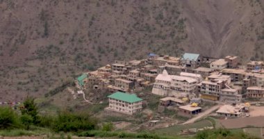 Trilokinath köyü ve tapınağı Garsha Phagpa Lahul ve Himachal Pradesh 'in Spiti İlçesi' ndeki Udaipur Chenab Nehri köyünün sol kıyısında. Yüksek kalite 4k görüntü