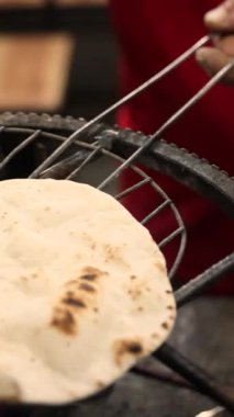 Hindistan 'da sokak yemeği. Roti yassı ekmeği sokakta açık bir alevin üzerinde yapılır. Asya 'da sokak yemeği. Yüksek kalite 4k görüntü