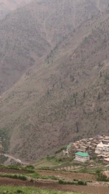 Trilokinath köyü ve tapınağı Garsha Phagpa Lahul ve Himachal Pradesh 'in Spiti İlçesi' ndeki Udaipur Chenab Nehri köyünün sol kıyısında. Yüksek kalite 4k görüntü