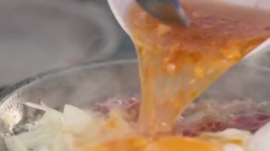 Asya sokak yemekleri, Asya sokaklarında bir sokak yemekhanesinde meşale kullanarak açık alenin üzerinde kızarmış yumurta hazırlıyor. Yüksek kalite 4k görüntü