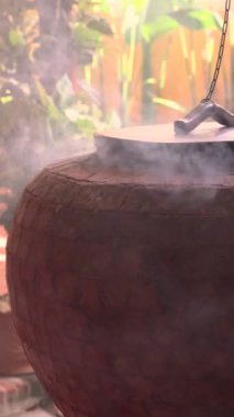 Lüks bir restoranda, et ve balık kızartmak için kullanılan taştan bir tandır. Yüksek kalite 4k görüntü