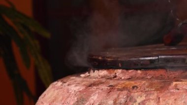 Lüks bir restoranda, et ve balık kızartmak için kullanılan taştan bir tandır. Yüksek kalite 4k görüntü