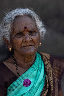 Gri, yaşlı bir kadının tüm kafasını kaplıyor. Çekim, yukarıdan bakıldığında gri saçların görüntüsünü gösteren üst bir açıdan yapılmış. Yüksek kalite fotoğraf