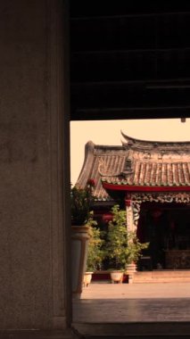 Asya 'daki geleneksel Budist tapınağının kapıları. Yüksek kalite 4k görüntü