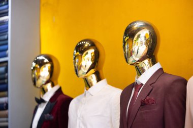 Altın kafalı mankenler iş elbiseli android robotlara benziyorlar. Yüksek kalite fotoğraf