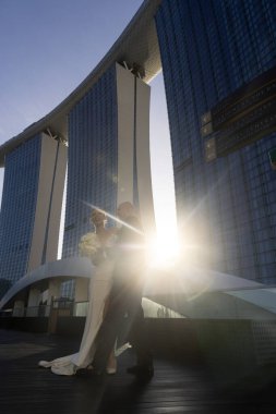 Gelin ve damadın düğün dansı. Damat ve gelin göl kenarında dans ediyorlar. Yüksek kalite 4k görüntü