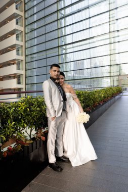 Dönme dolabın arka planında birbirine aşık güzel bir çift. Gelin ve damat. Yüksek kalite fotoğraf