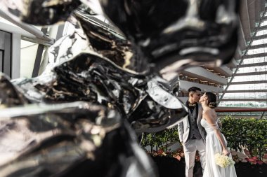 Dönme dolabın arka planında birbirine aşık güzel bir çift. Gelin ve damat. Yüksek kalite fotoğraf