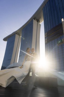 Gelin ve damadın düğün dansı. Damat ve gelin göl kenarında dans ediyorlar. Yüksek kalite 4k görüntü