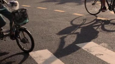 Scooter 'lar Asya yollarında yaya geçitlerini geçiyor. Yüksek kalite 4k görüntü