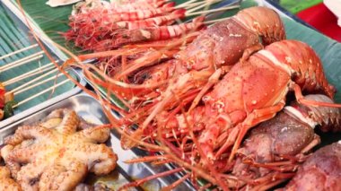 Yenice yakalanan ıstakozlar Asya 'daki bir markette restoranlara satılmak üzere serilmiş. Yüksek kalite 4k görüntü