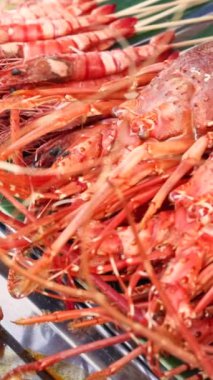 Yenice yakalanan ıstakozlar Asya 'daki bir markette restoranlara satılmak üzere serilmiş. Yüksek kalite 4k görüntü