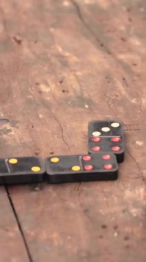 Asya caddesinde domino oynayan bir adam sahnesi. Yüksek kalite 4k görüntü